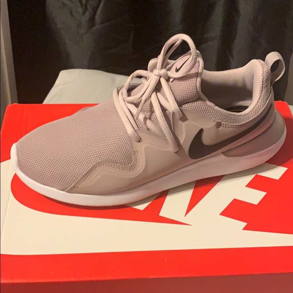 Women’s Nike tessen sneakers